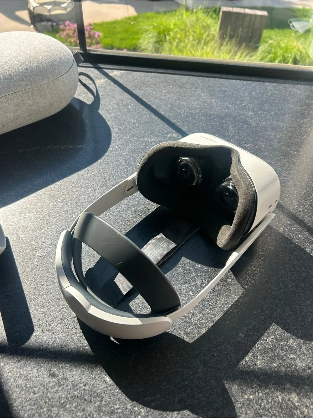 Meta Quest 2 VR - Controllers included - White